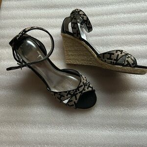 Tommy Hilfiger Monogrammed Black and Beige Espadrilles Sandal Wedges size 7.5